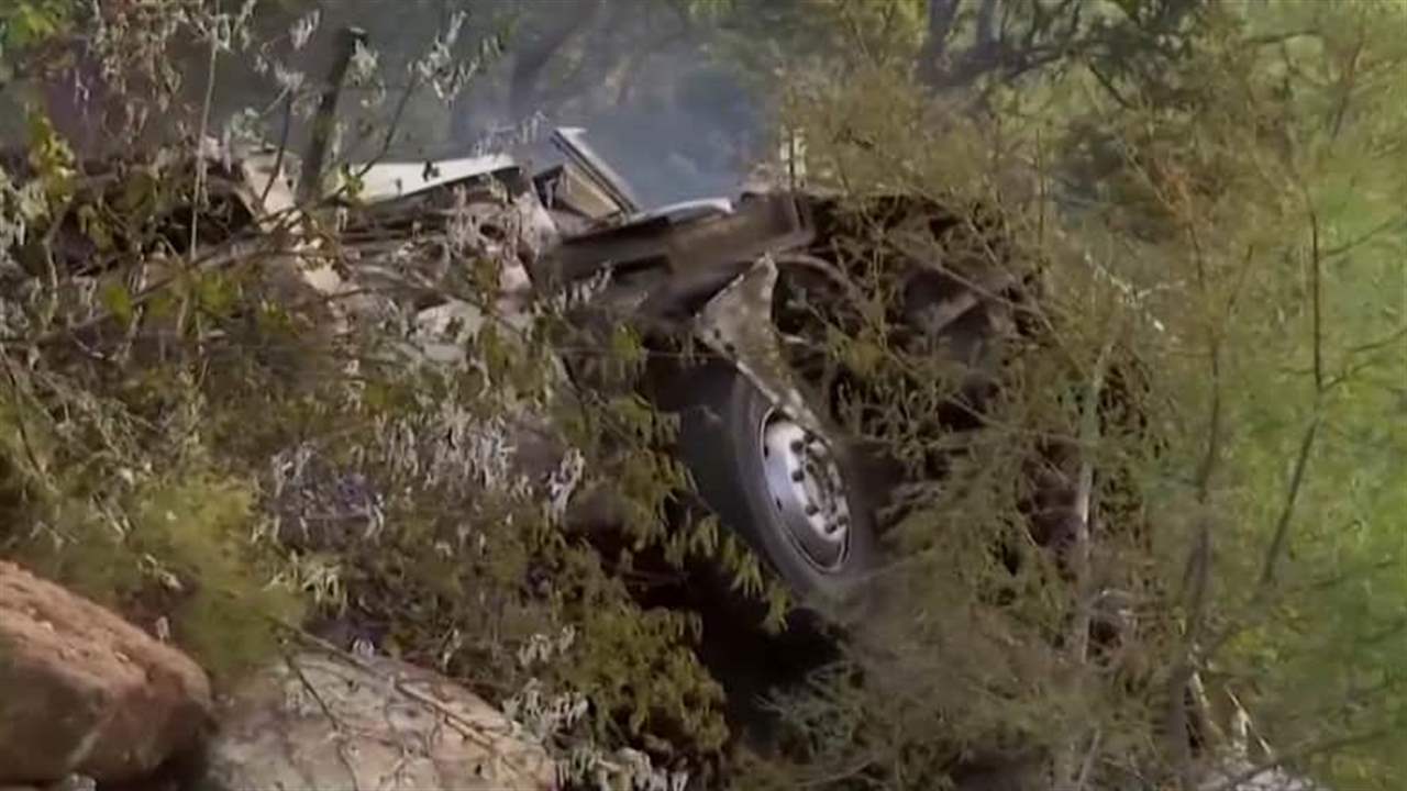 سقطت من فوق منحدر وإشتعلت.. مصرع العشرات في حادث حافلة ركاب