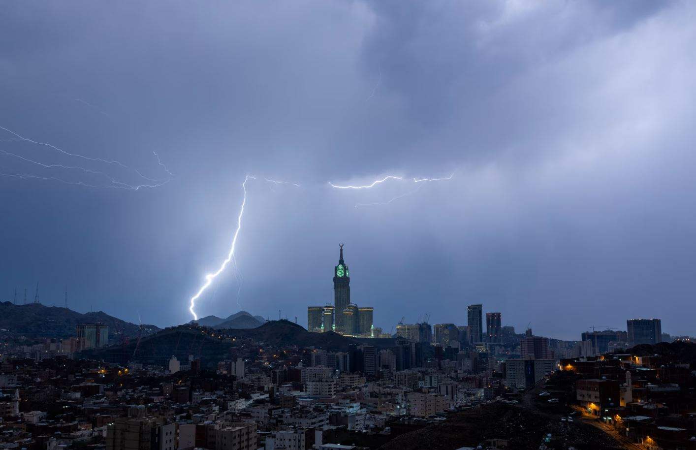 السعودية.. صدور "إنذار أحمر" على مكة والرياض ومناطق أخرى لهذا السبب