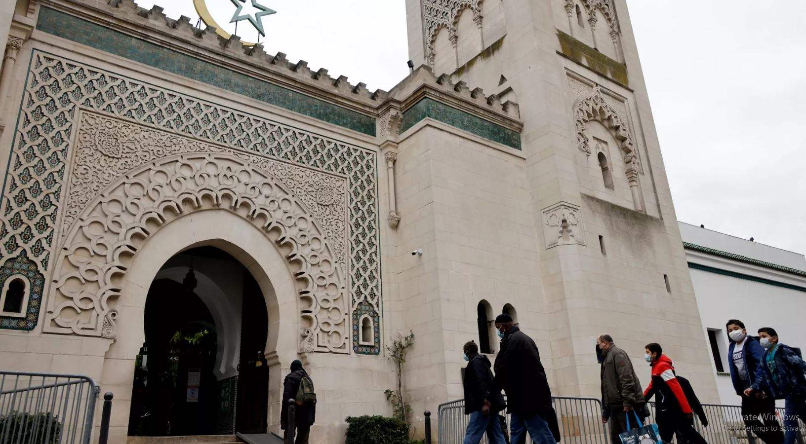 وزير الداخلية الفرنسي يتحدث عن واقعة العثور على &quot;رأس خنزير&quot; قرب مسجد
