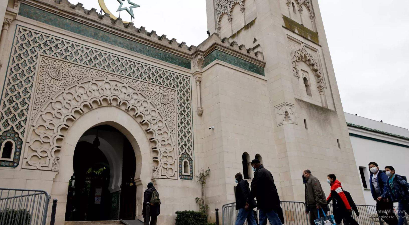 وزير الداخلية الفرنسي يتحدث عن واقعة العثور على "رأس خنزير" قرب مسجد
