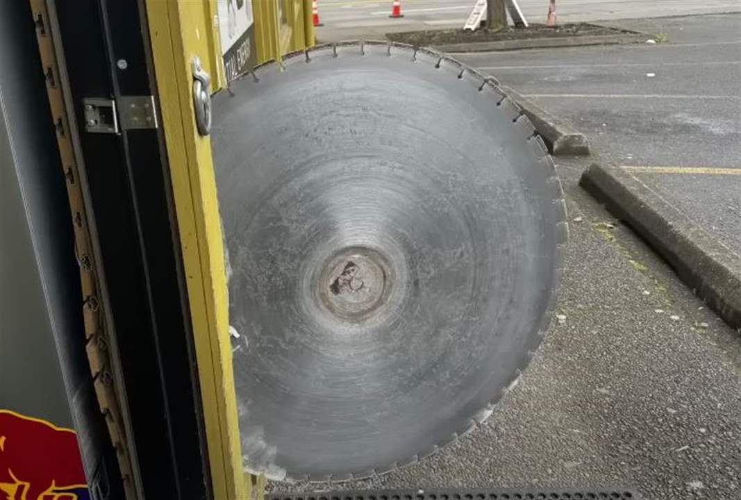 " مَن له عمر لا تقتله شدّة" ... بالفيديو - منشار "تائه" كاد يشطر شاباً إلى قسمين 