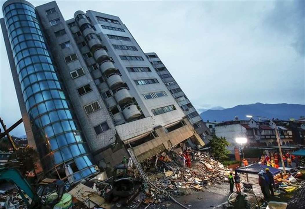 فيديو مثير لمذيعة على الهواء خلال زلزال تايوان... هكذا كانت ردة فعلها 