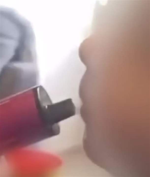 طفل يدخن سيجارة إلكترونية يثير غضباً... وهذا ما حذر منه باحثون 