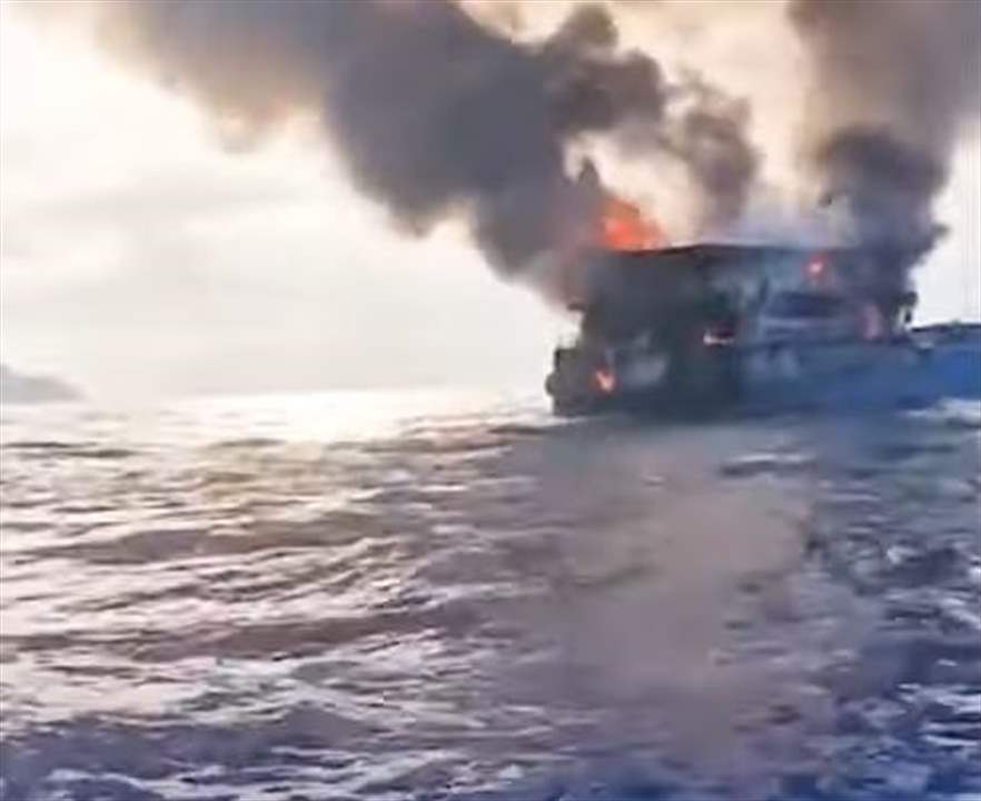 كانوا متوجهين الى "جزيرة الموت" ... بالفيديو - قفزوا من العبارة في البحر هرباً من النيران