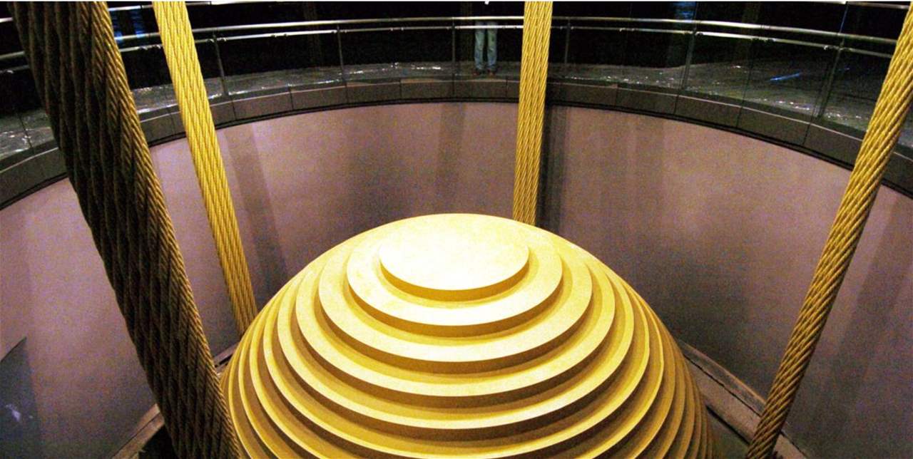 بالفيديو - سر الكرة الفولاذية التي انقذت اعلى ناطحة سحاب في تايوان من الزلزال المدمر