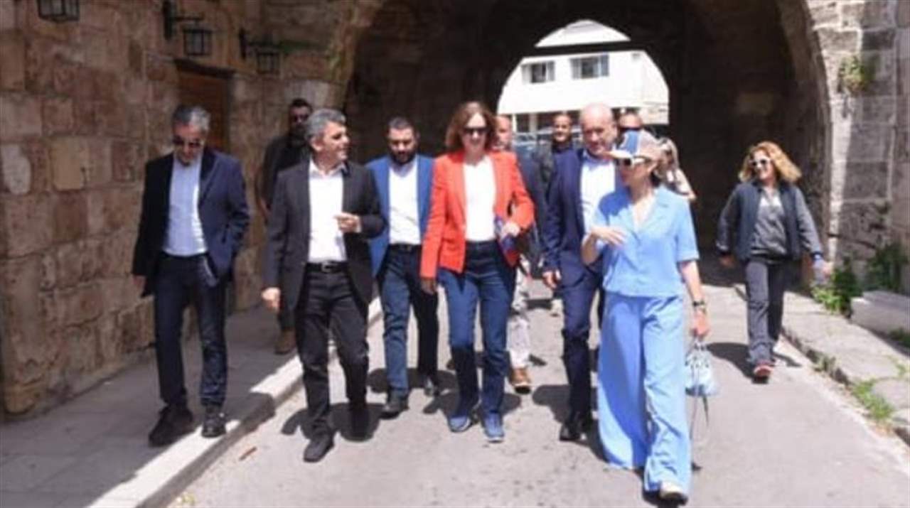 بالصور - جولة للسفيرة الأميركية في جبيل!