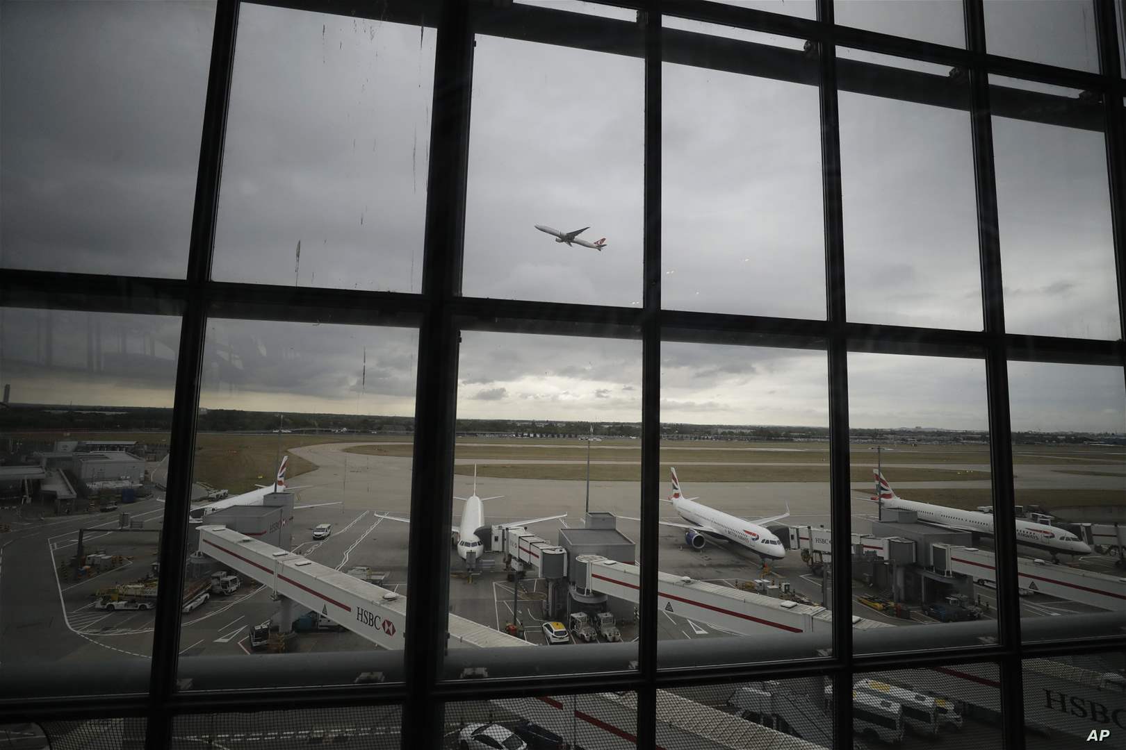 شاهد - اصطدام طائرتين على أرض مطار هيثرو في لندن