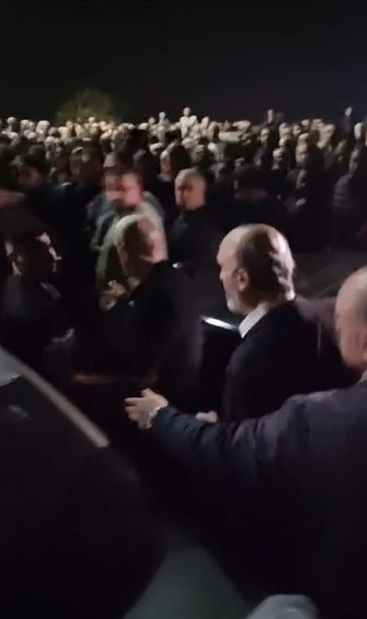 بالفيديو - لحظة وصول رئيس &quot;القوات اللبنانية&quot; سمير جعجع الى مركز الحزب في مستيتا بجبيل