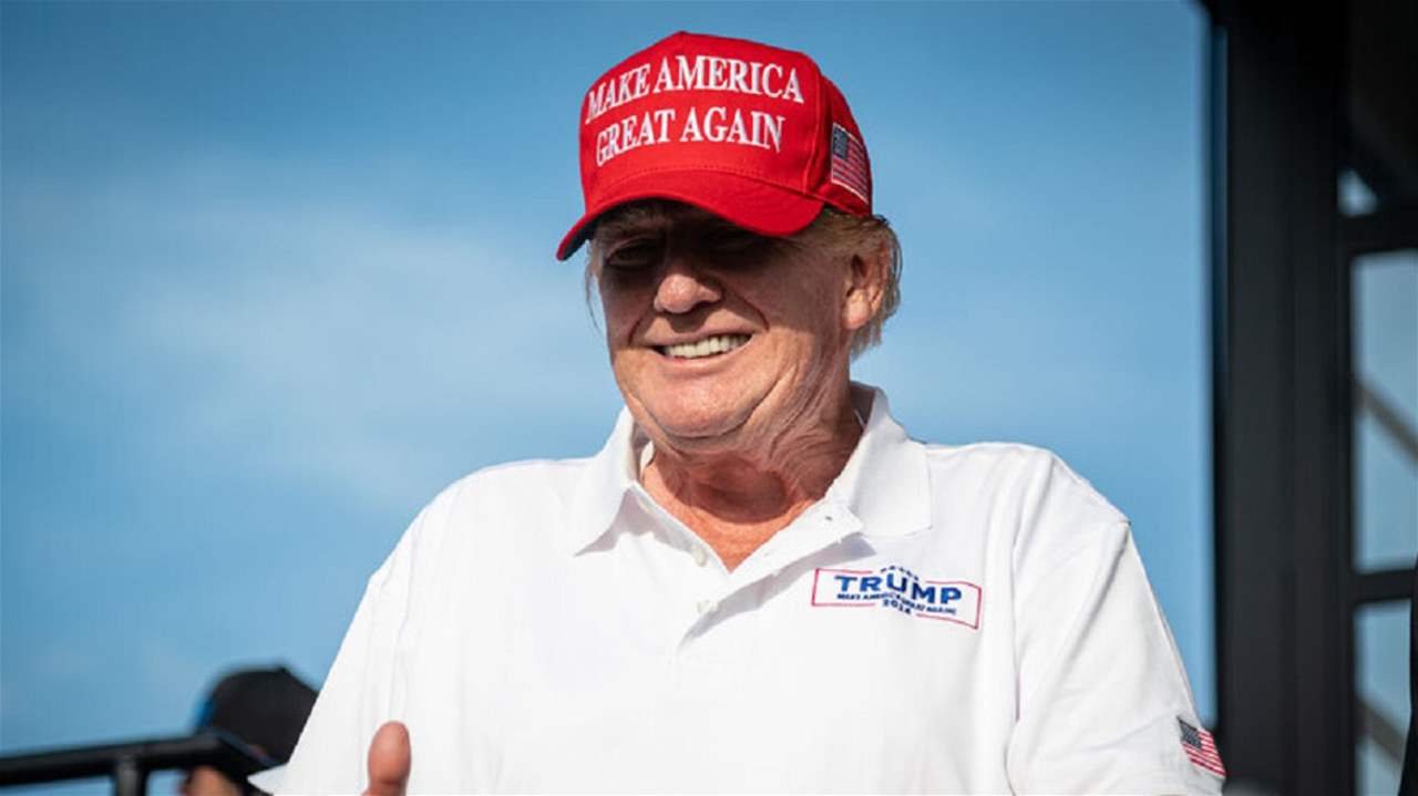 فيديو - ترامب يتراقص في جولف ميامي والجمهور يردّ "٤٧"!!