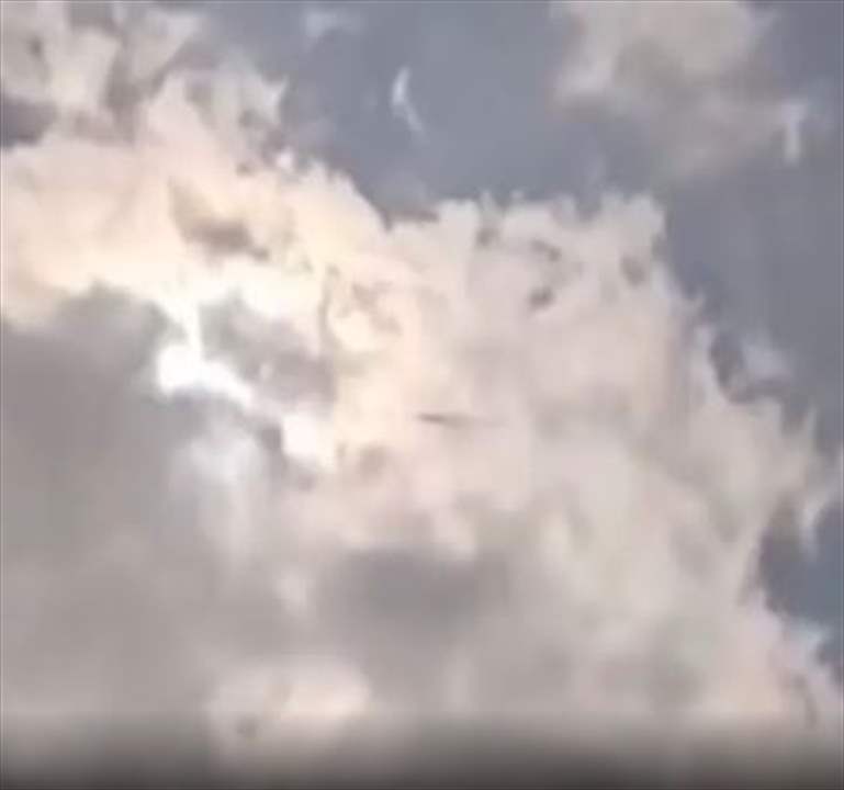 بالفيديو - جسم غامض يظهر في السماء خلال الكسوف!