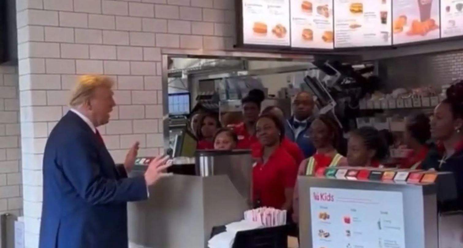 بالفيديو - ترامب يفاجئ مطعماً للوجبات السريعة! 