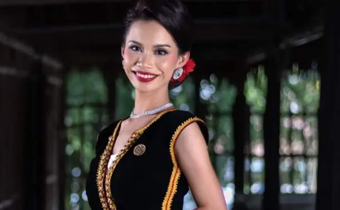 "رقصت مع عراة"... فيديو لملكة جمال يجرّدها من تاجها