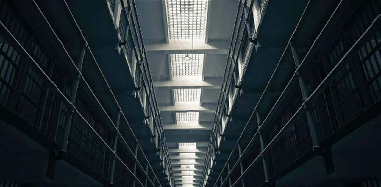 "خرجوا من الباب الرئيسي"..  جندي محتجز يقود أغرب عملية هروب جماعي من سجن 