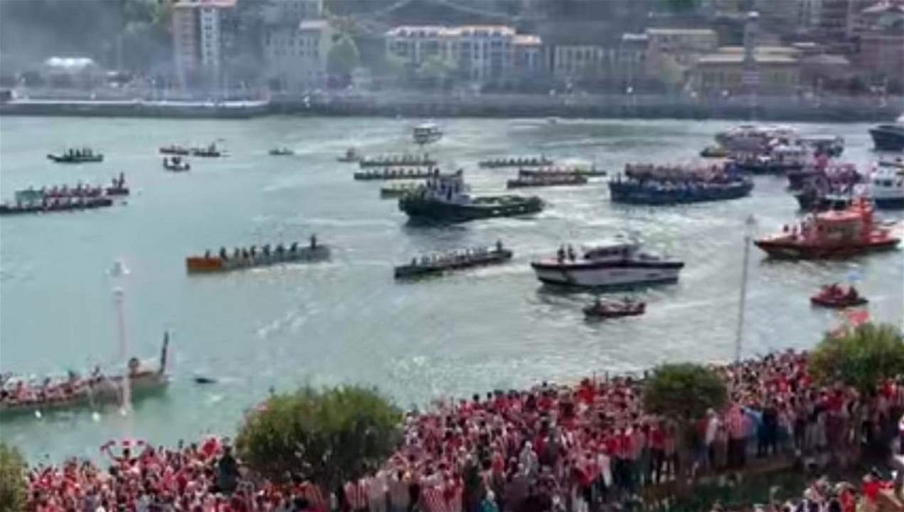 فيديو - أغرب احتفال بلقب .. جولة بحرية في بارجة 