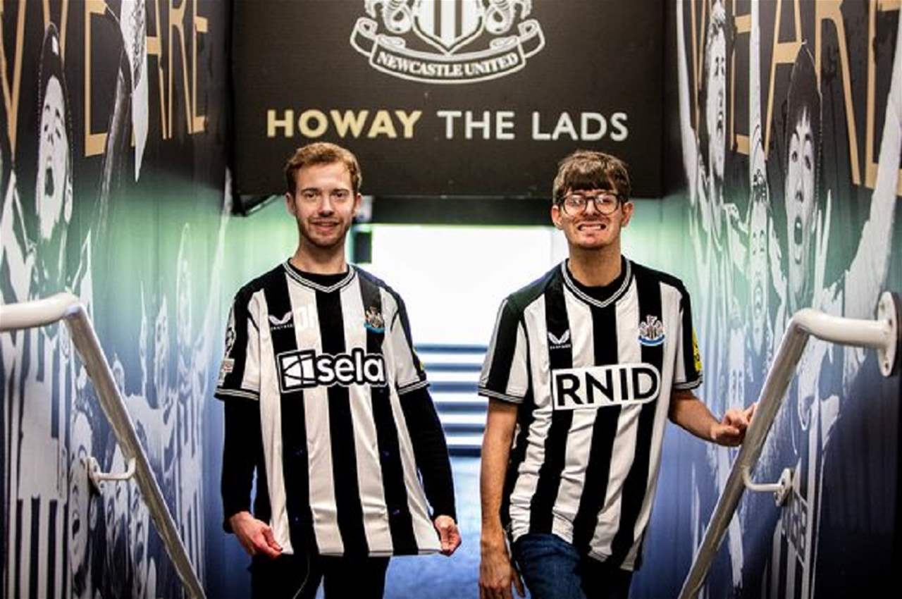 نادٍ إنجليزي يُصمم قمصاناً خاصة للصمّ للإحساس بالمباريات