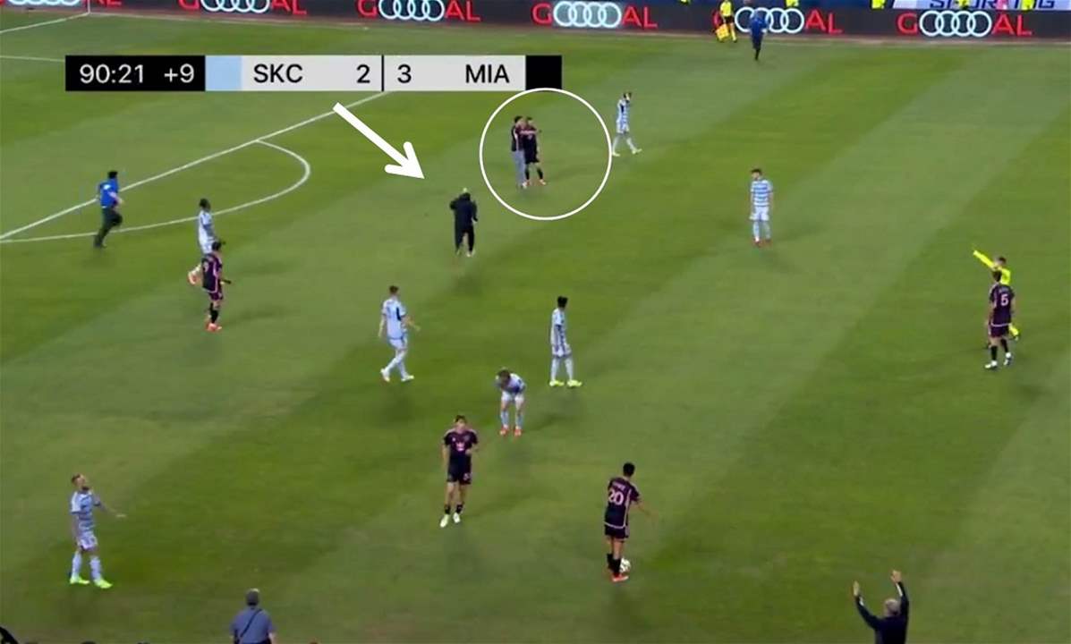 فيديو - المُقتحم وصل الى ميسي وخذلته كاميرته !!