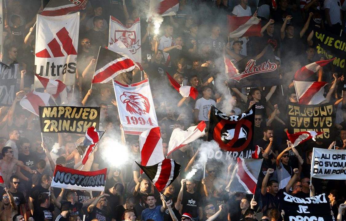 فيديو -  الجمهور اقتحم الملعب سعياً وراء لاعبي الفريق المنافس