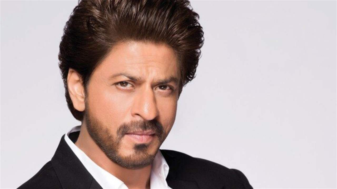 تجمع حاشد أمام منزل شاروخان في الهند.. اليكم السبب