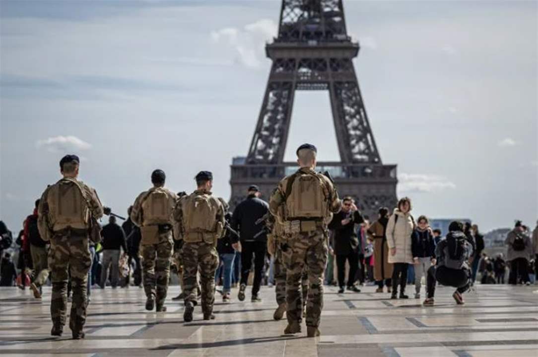 ماكرون يتحدث عن "تهديدات أمنية".. والسلطات تعزز الإجراءات 