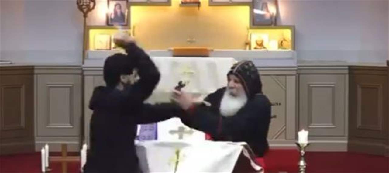 بالفيديو - كاهن يتعرّض لعملية طعن خلال الذبيحة الإلهية في أستراليا