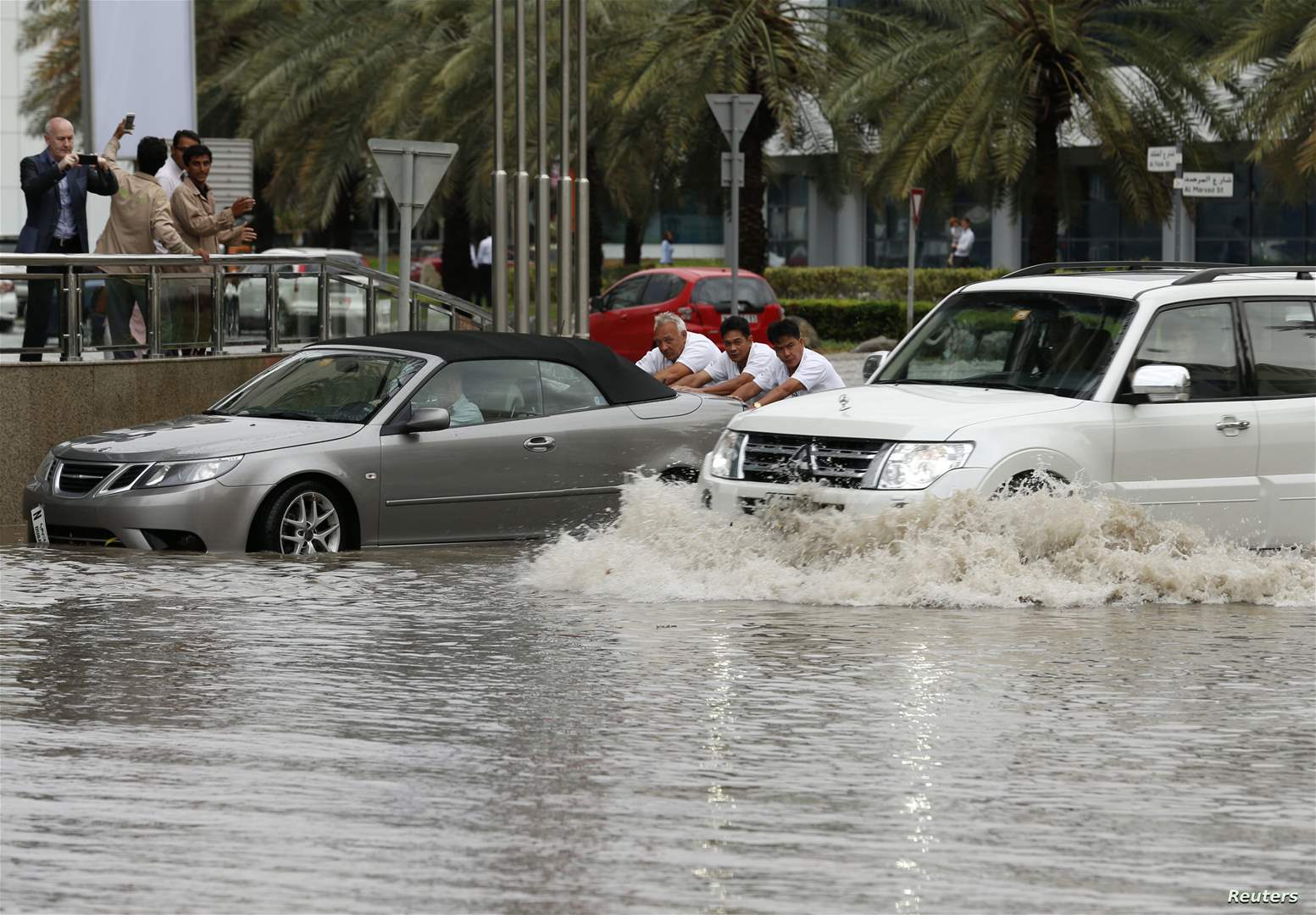 مشاهد رهيبة بالإمارات.. سيول ولم يبقَ شيء ثابتاً في الجو! 