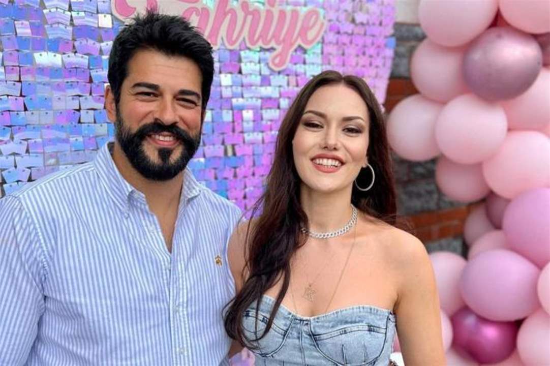 بوراك أوزجيفيت وزوجته فهرية أفجان يحتفلان بعيد ميلاد ابنهما وقالب الحلوى يلفت الأنظار