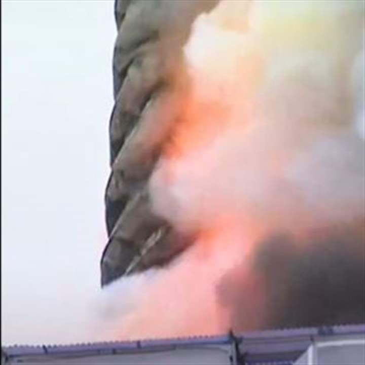 بالفيديو.. النيران تلتهم مبنى بورصة كوبنهاغن التاريخي