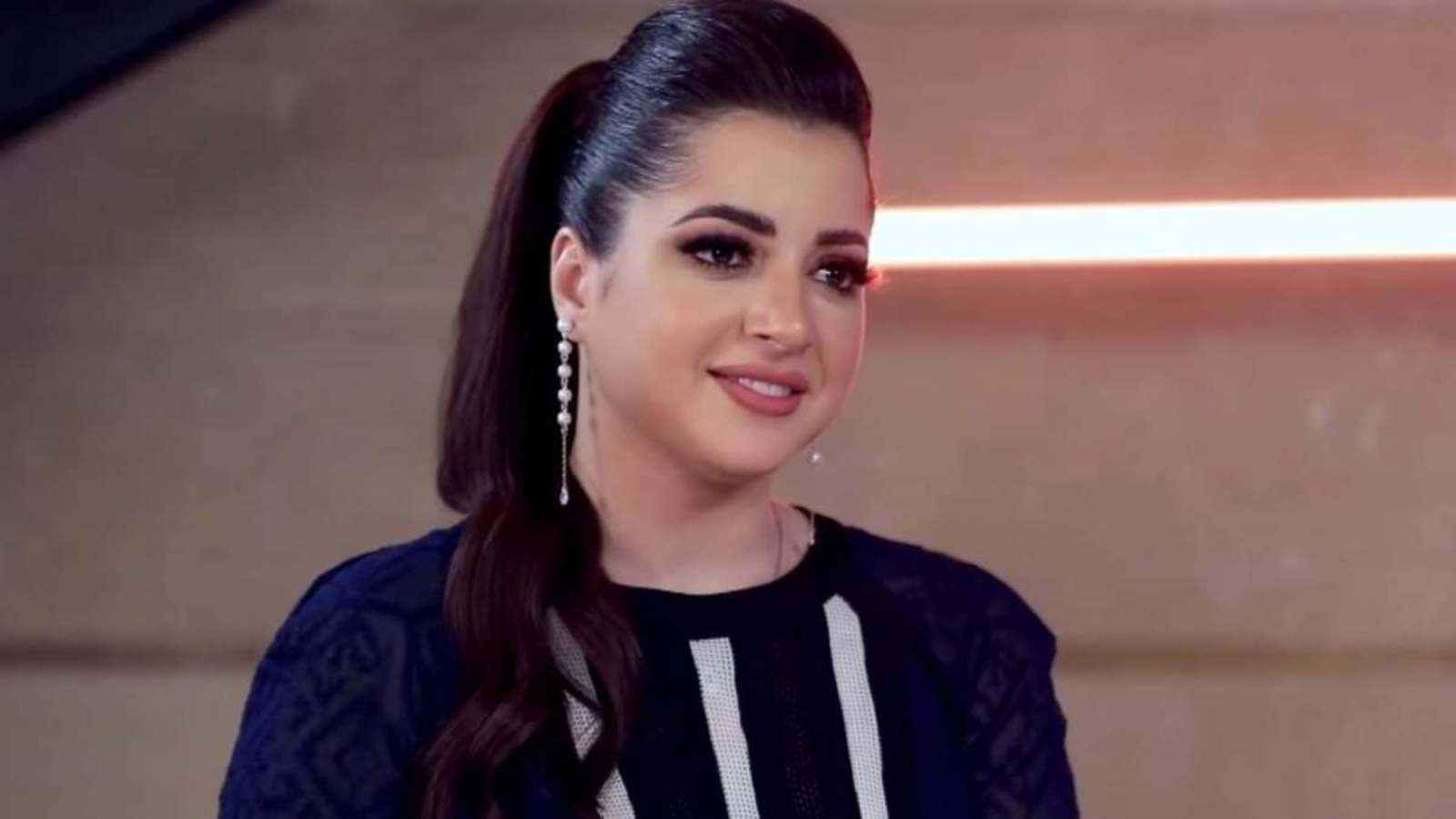 اليكم حقيقة خطوبة منى فاروق الى مطرب شاب