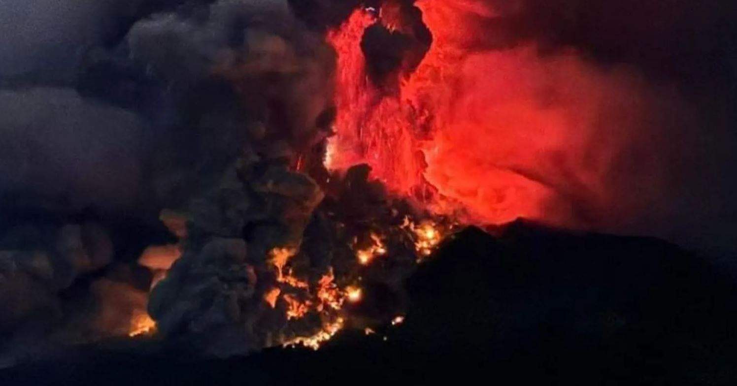 بالفيديو - رماد بركان ثائر يغلق مطاراً! 