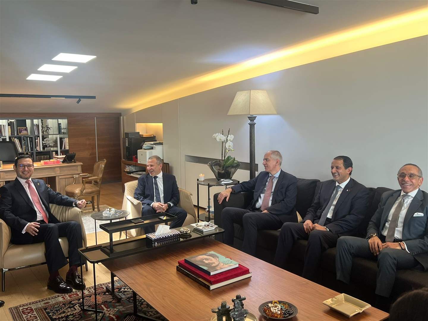 بالصور- سفراء السعودية وقطر ومصر وفرنسا يلتقون باسيل في منزله بالبياضة 