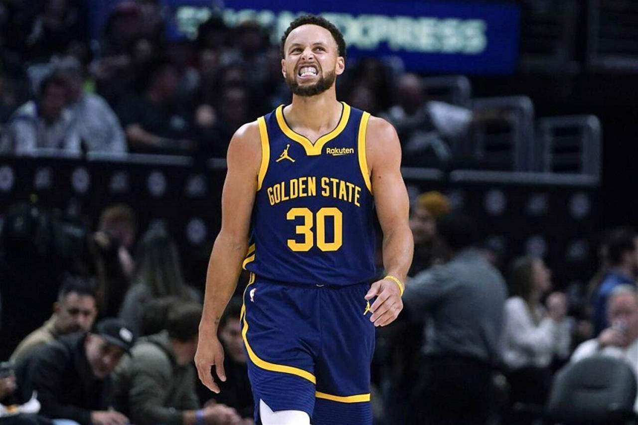 ستيفن كاري واللايكرز يملكان القميص الأكثر مبيعاً