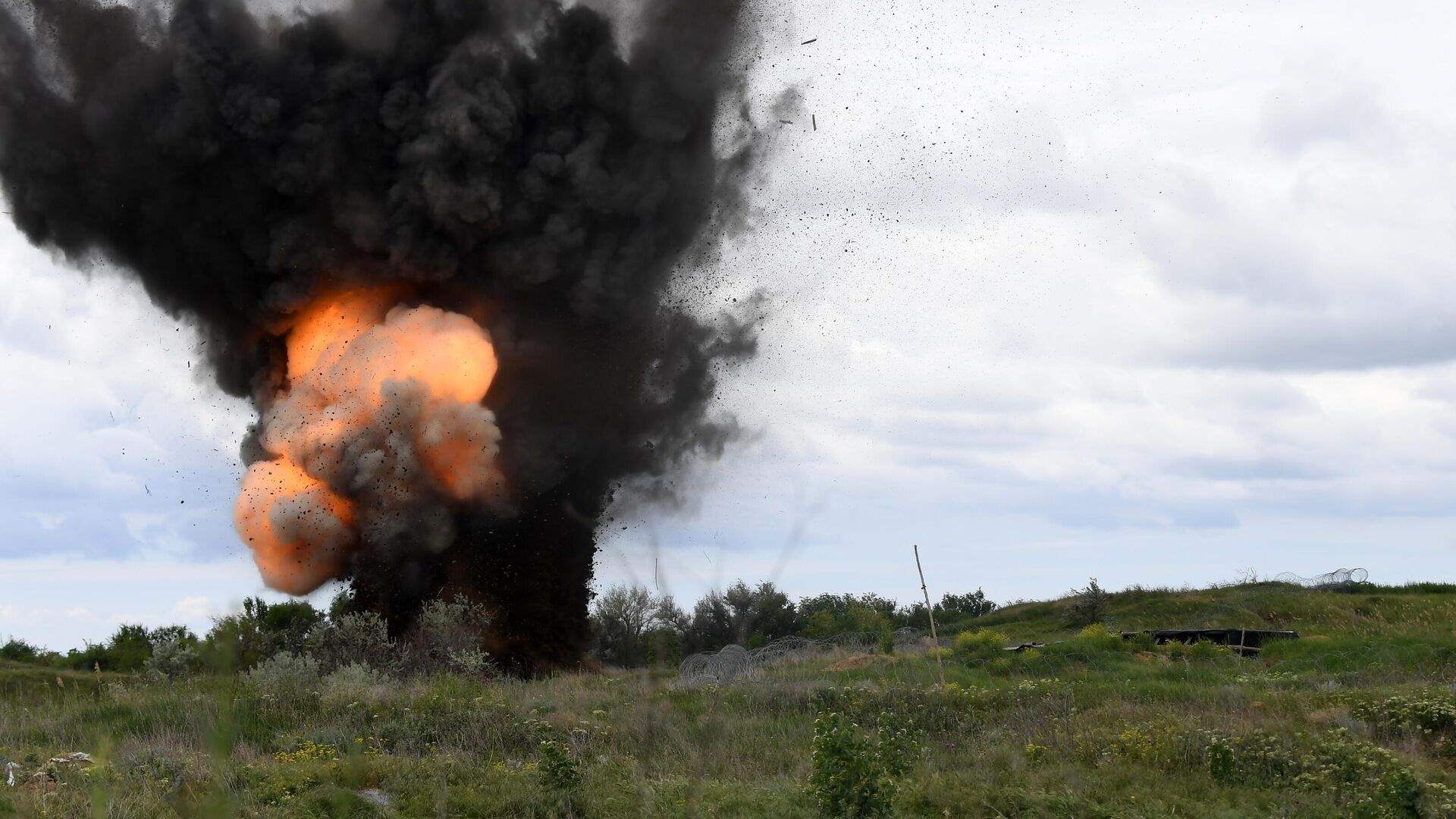 بالفيديو - حاول إنتزاع علم فلسطين فإنفجرت به العبوة! 