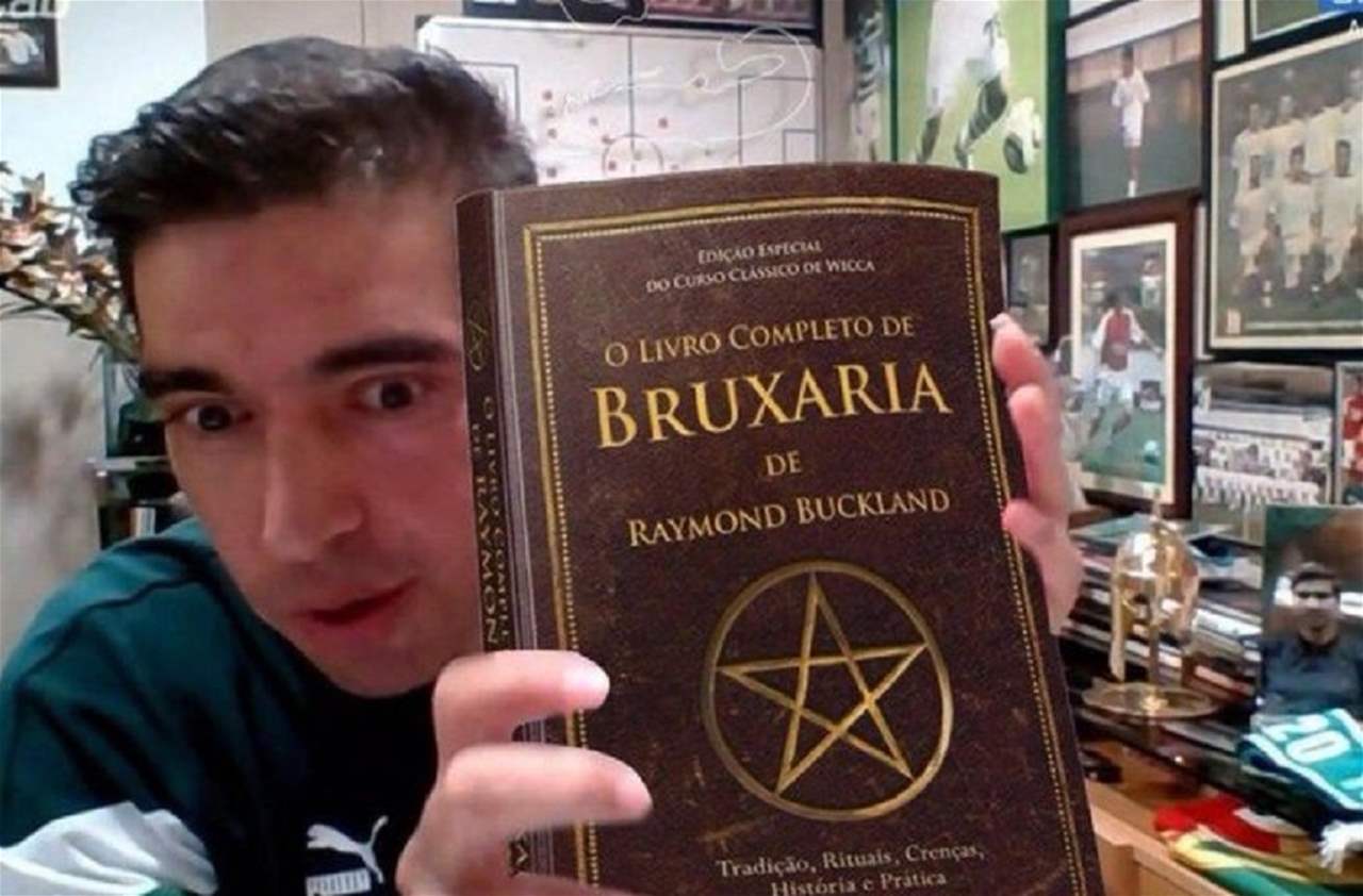 هل يستخدم مدرب بالميراس الشعوذة؟ .. شاهدوا الفيديو 