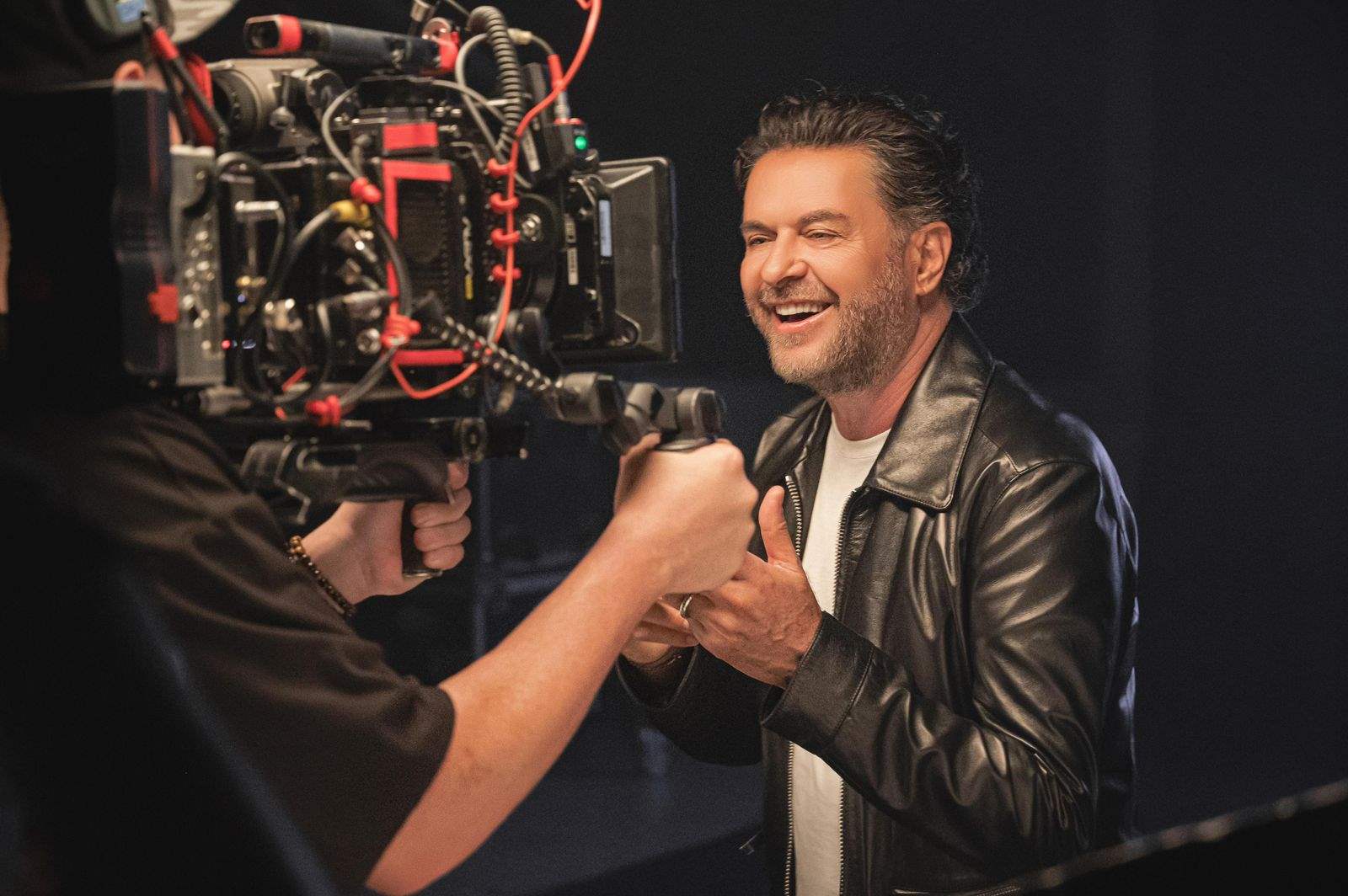 راغب علامة يُطلق أغنية "التِّقيل تقيل" وزينة مكّي بطلة الكليب 