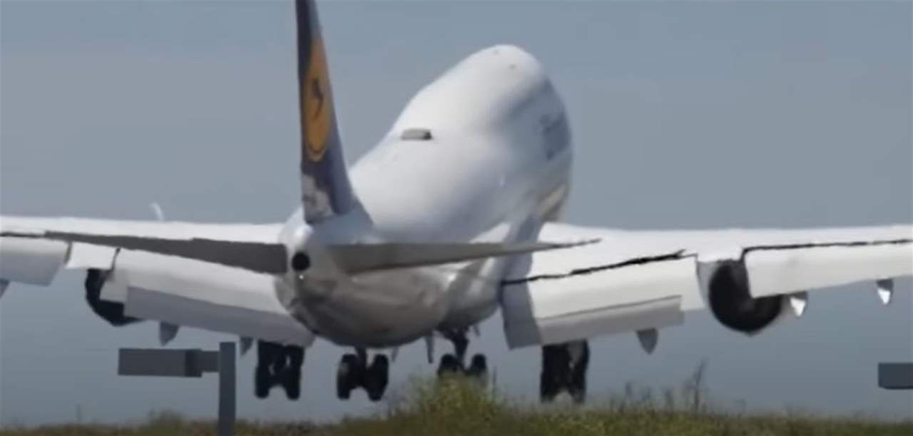 "ارتدت عالياً" ... بالفيديو - طائرة ضخمة تصطدم بمدرج عند هبوطها 