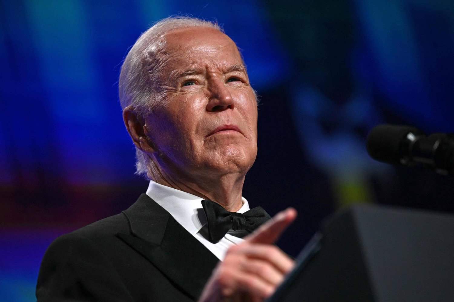 "السن مشكلة"... بايدن يسخر من ترامب 