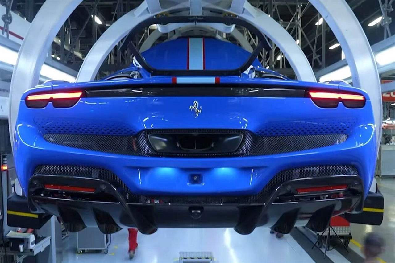 فيديو - سيارتان مذهلتان باللون الأزرق الجديد بتوقيع فيراري