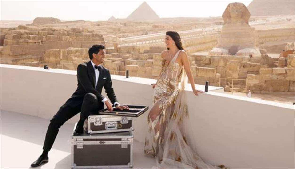 بالفيديو والصور - زفاف أسطوري في احضان الاهرامات .. ملياردير هندي يتزوج عارضة أزياء شهيرة 