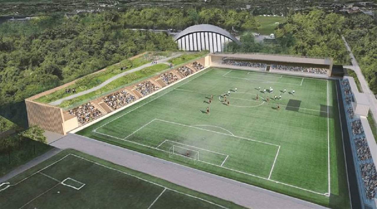 فيديو - أغرب ملعب .. اللاعبون يجتازون الشارع للوصول اليه