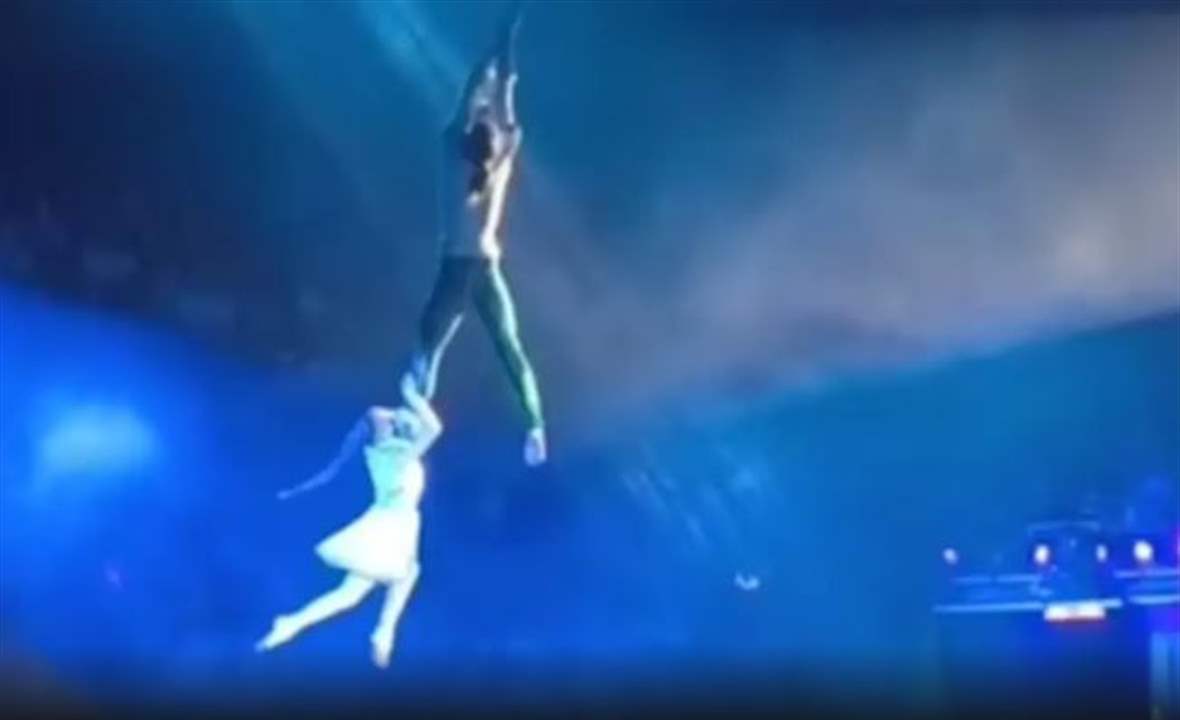 بالفيديو - سقوط مرعب لطفلين .. ودب يهاجم مدربه خلال عرض سيرك 