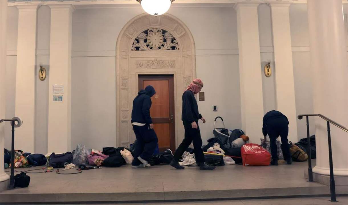 إعتقلت عشرات الطلاب.. شرطة نيويورك تقتحم جامعة كولومبيا وتفض الإعتصام 