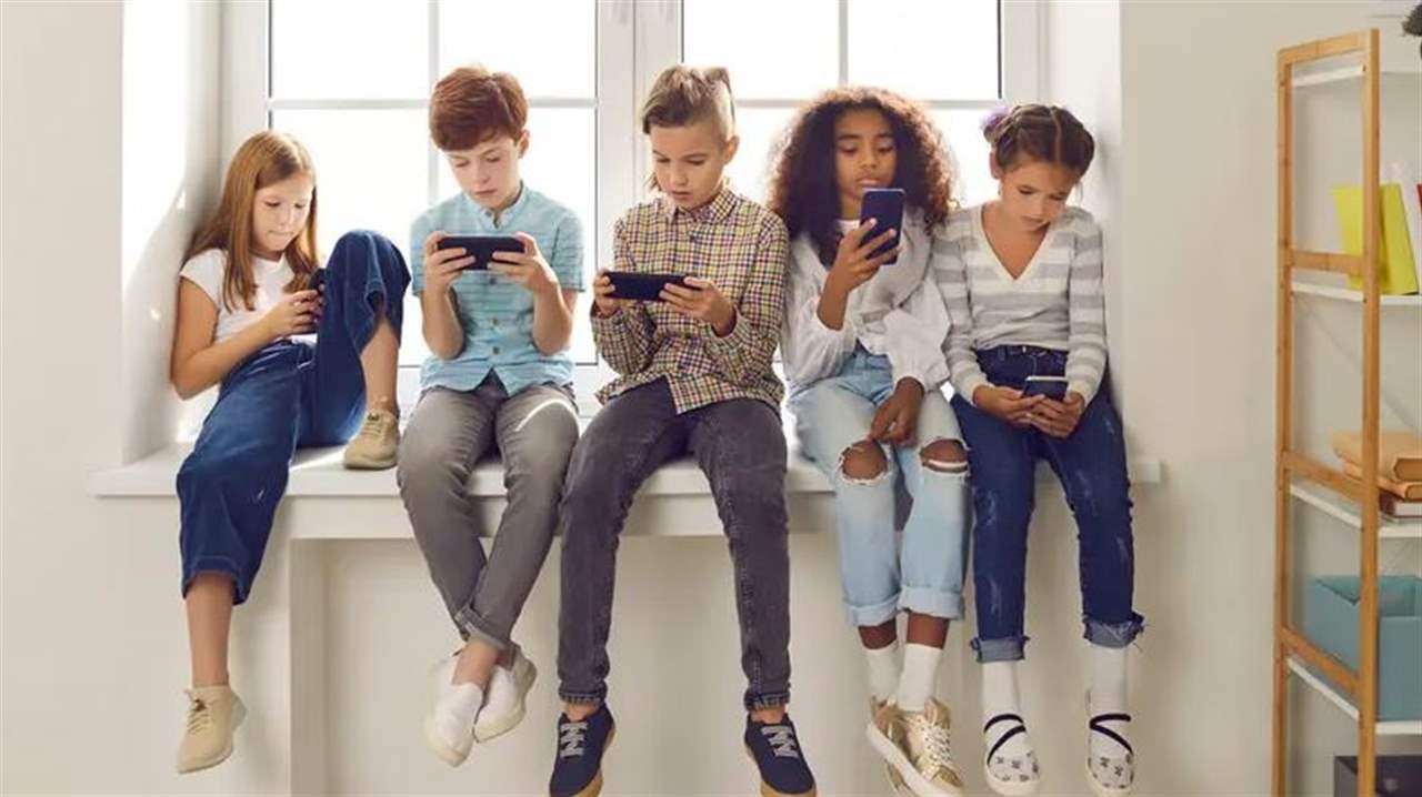 نتائج صادمة.. إمنعوا أطفالكم عن الهواتف قبل 13 عاماً