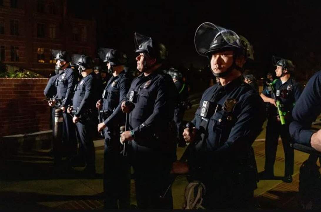 الشرطة تدخل جامعة كاليفورنيا تمهيداً لفض إعتصام مؤيد لفلسطين