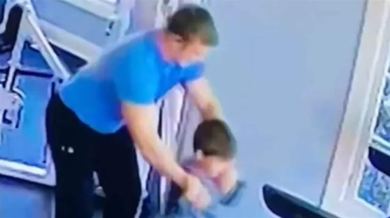 بالفيديو - أب يجبر طفله على الركض حتى الموت .. والسبب؟