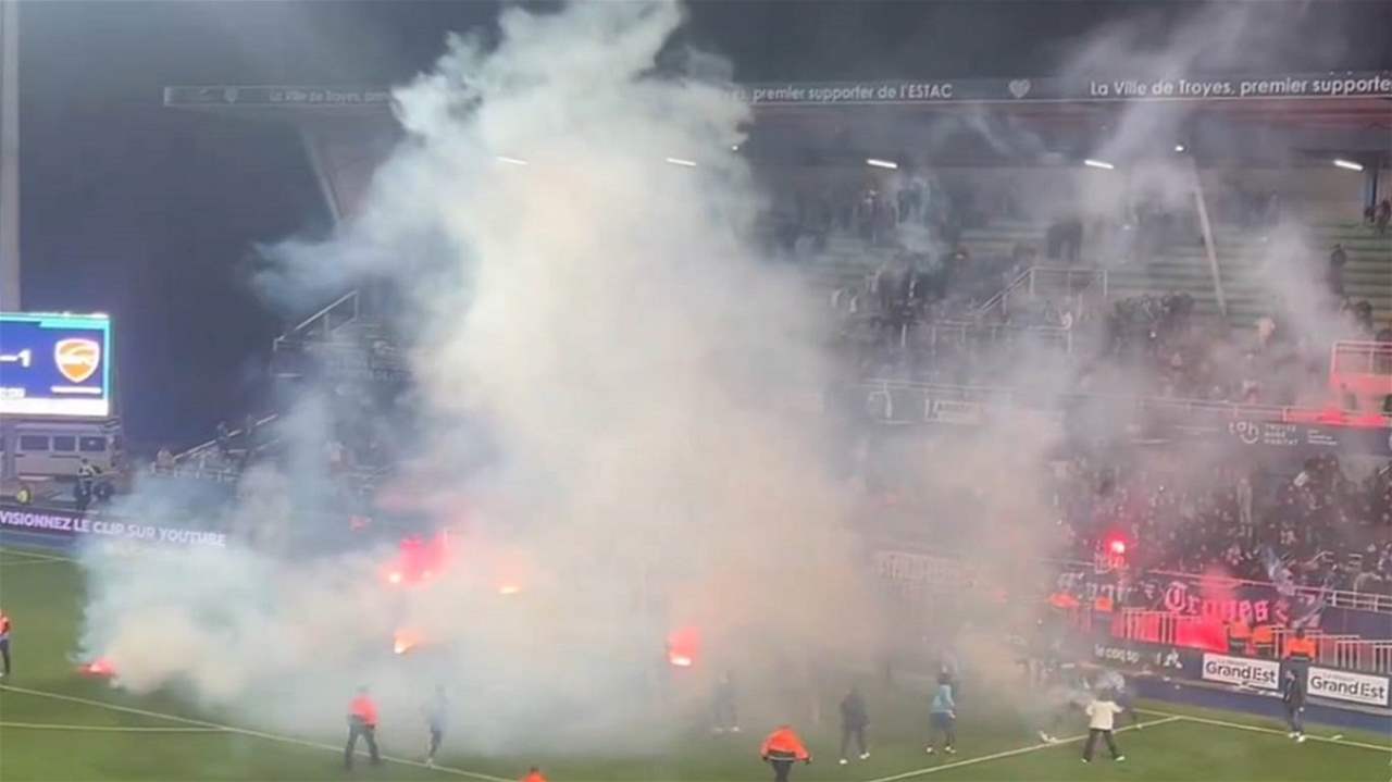 فيديو - تأجيل مباراة بسبب احتجاج الجمهور على اللاعبين