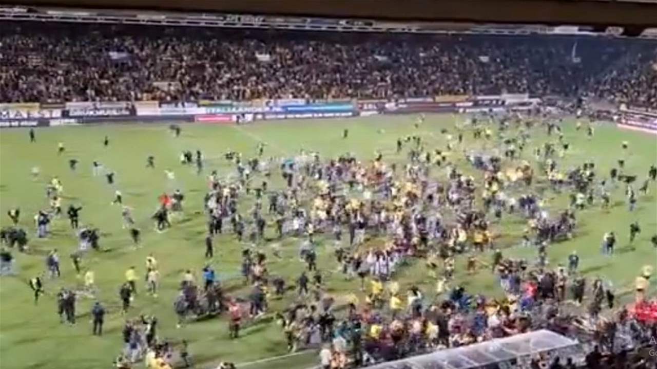 فيديو - احتفلوا بالتأهل الى الدوري الممتاز فجاءتهم المفاجأة