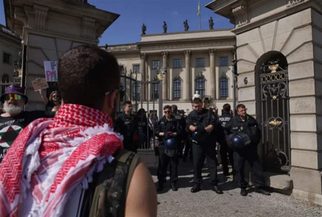 بالصور.. الشرطة الألمانية تفض إعتصاماً طلابياً مناصراً لغزة في برلين