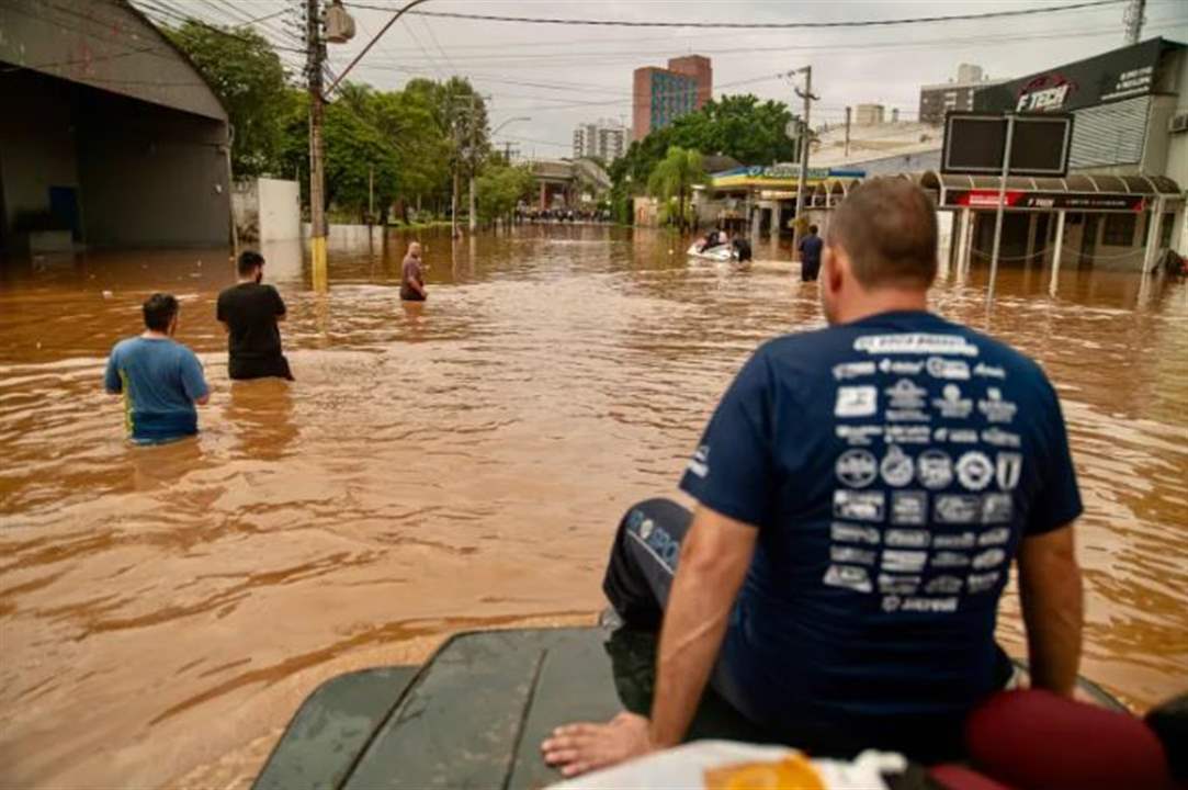 &quot;كارثة مناخية&quot;.. 70 ألف شخص تركوا منازلهم في البرازيل