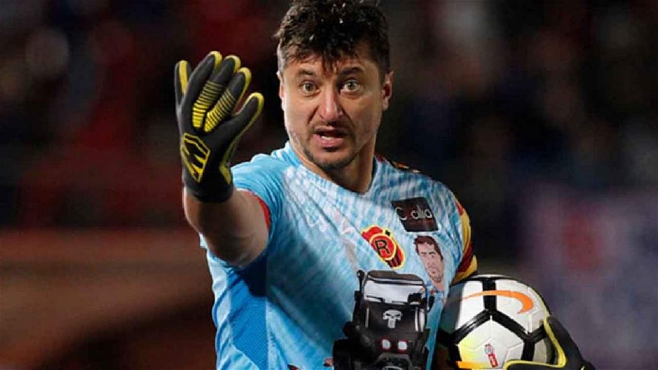 فيديو - أغرب حارس .. تناول همبرغر ومشروب أثناء اللعب