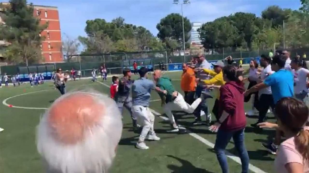 فيديو - معركة وشتائم بين الآباء في مباراة بين الأطفال !!